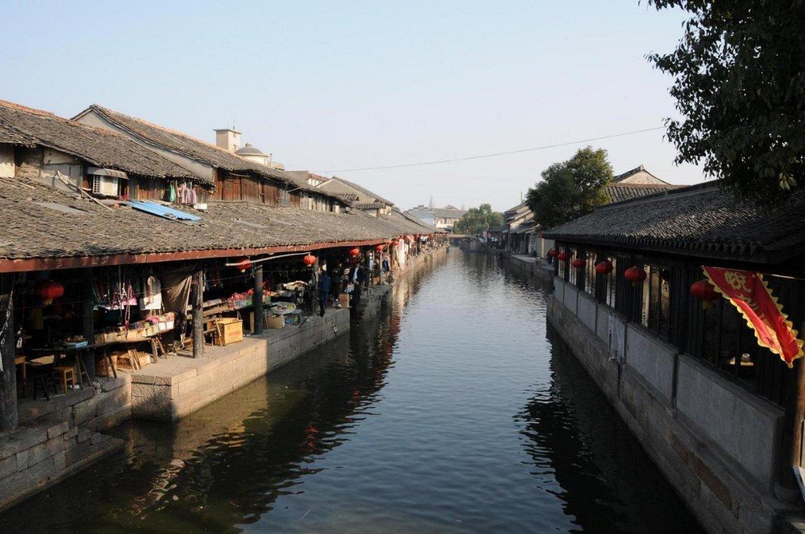 广东太湖石驳岸景观，形态各异太湖雄浑壮丽
